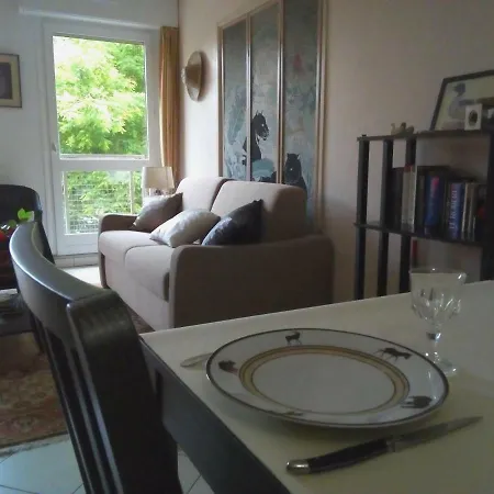 Quiet And Spacious 80m2 Flat Near Historic Center And Quays